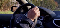 3 вещи, которые можно сказать о водителе, держащем руль одной рукой сверху