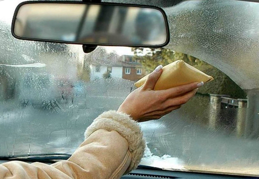 Улыбчивый запотевать масляное. Запотевшие окна автомобиля. Запотевшие стекла в машине. Замерзшее лобовое стекло. Потеет стекло в автомобиле.